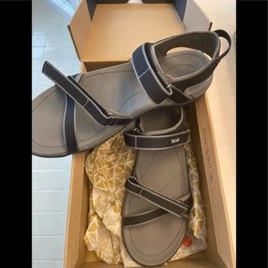 TEVA womens Verra  NIB size 8.5